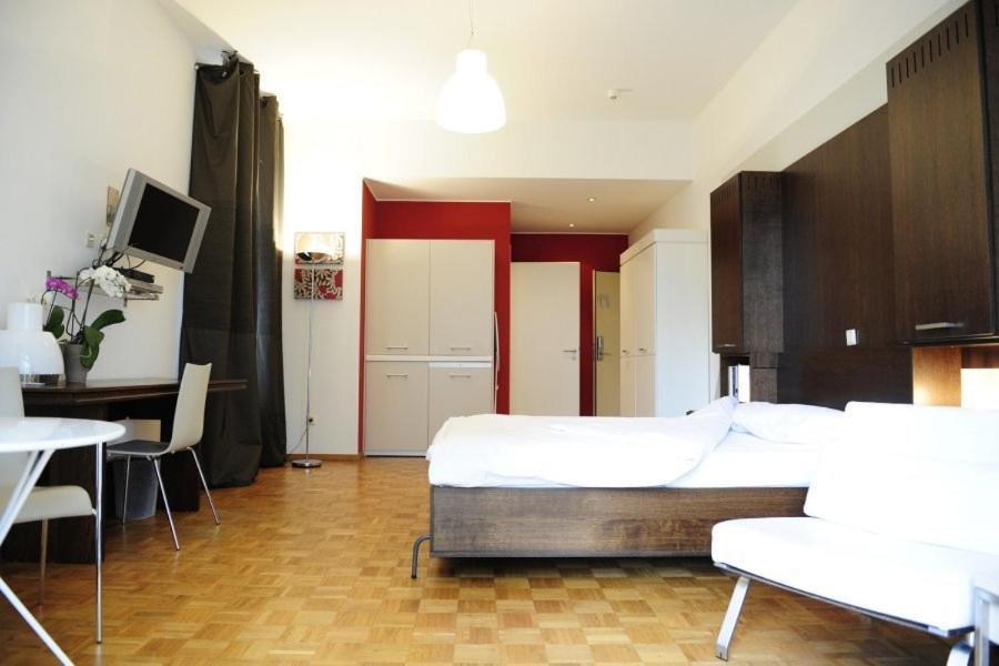 Key Inn Appart Hotel Belair Люксембург Стая снимка